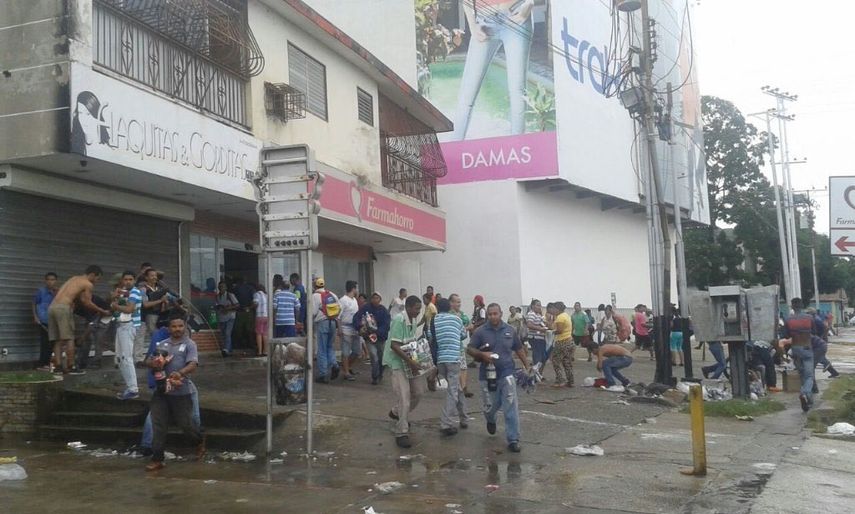 Ciudadanos saquean farmacia en Ciudad Bolivar.&nbsp;