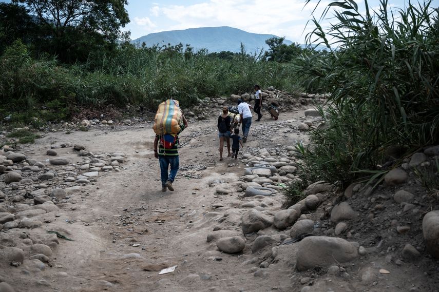 Venezolanos llevan paquetes a Venezuela a través de las llamadas trochas - senderos ilegales- en Cúcuta, Colombia.