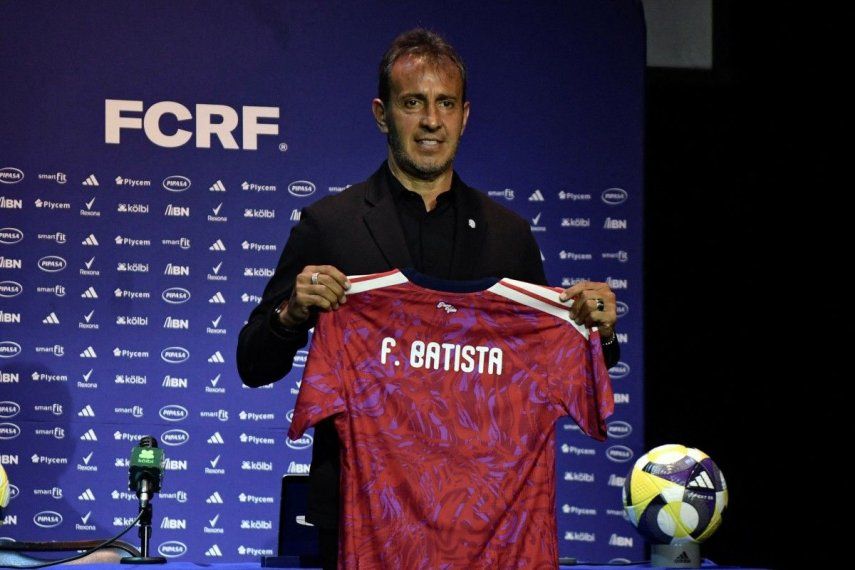 El argentino Fernando Batista sostiene su camiseta durante una conferencia de prensa en la que fue presentado como nuevo entrenador de la selección nacional de fútbol de Costa Rica, en San José, el 2 de marzo de 2026.&nbsp;