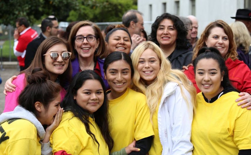La gobernadora de Oregon, Kate Brown, en una foto junto a un grupo de jóvenes dreamers.