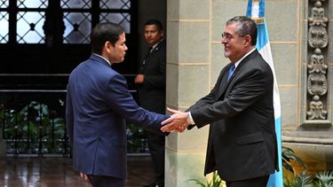 El secretario de Estado de Estados Unidos, Marco Rubio (i), le da la mano al presidente de Guatemala, Bernardo Arévalo, después de una conferencia de prensa conjunta en el Palacio de la Cultura en la ciudad de Guatemala el 5 de febrero de 2025.&nbsp;