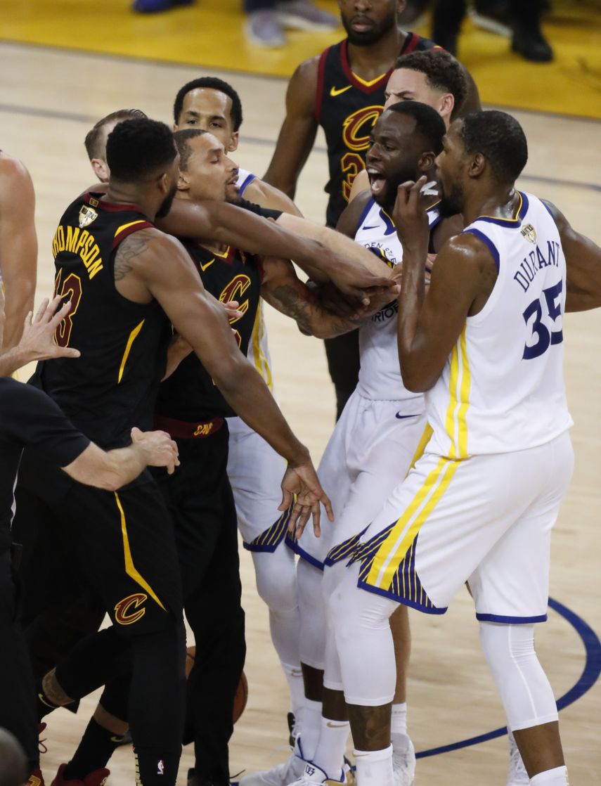 La NBA, tras revsar la jugada, decidió que la falta cometida por Tristan Thompson era&nbsp;flagrante 1.