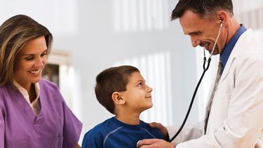 La multa por no tener seguro de salud en 2018 es la mayor de $695 o el 2.5% del ingreso familiar.