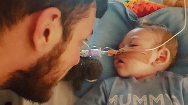 Imagen del bebé británico Charlie Gard, junto a su padre, tomada de la página de Facebook&nbsp;Charlie Gard #charliesfight.