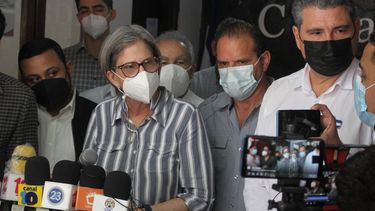 Kitty Monterrey, presidenta del opositor partido Ciudadanos por la Libertad, acompañada de los precandidatos presidenciales Noel Vidaurre, Americo Treminio y Juan Sebastián Chamorro.