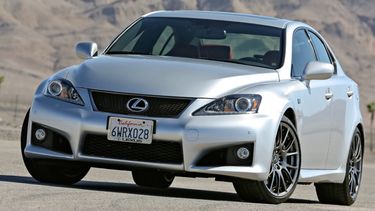 El Lexus IS F es propulsado por un motor V8 de 5.0 litros que produce 416 caballos de fuerza y con una transmisión automática de ocho velocidades con modo manual.
