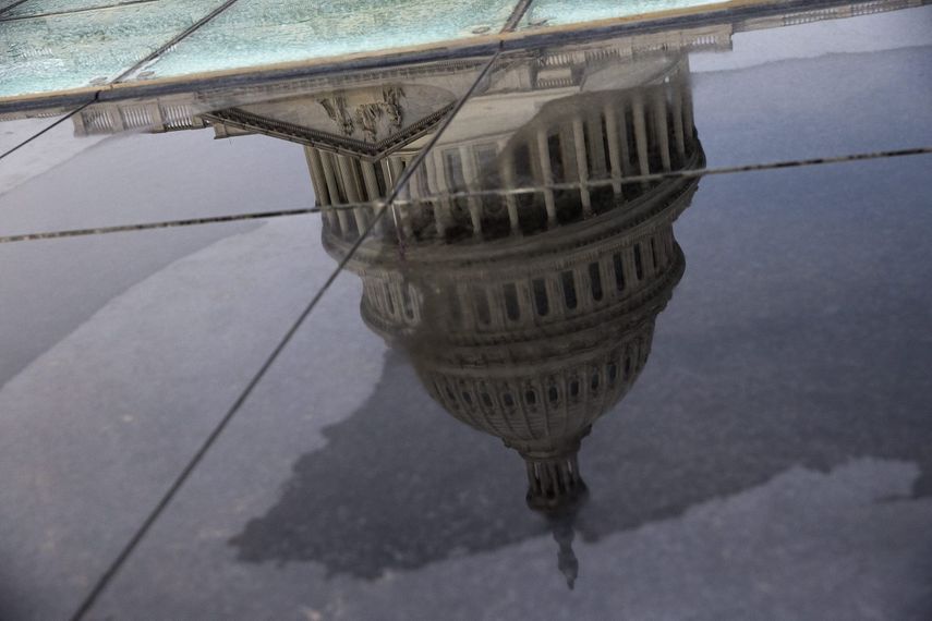 Vista del reflejo del&nbsp;Capitolio&nbsp;en una fuente de la entrada este del edificio en Washington, Estados Unidos.