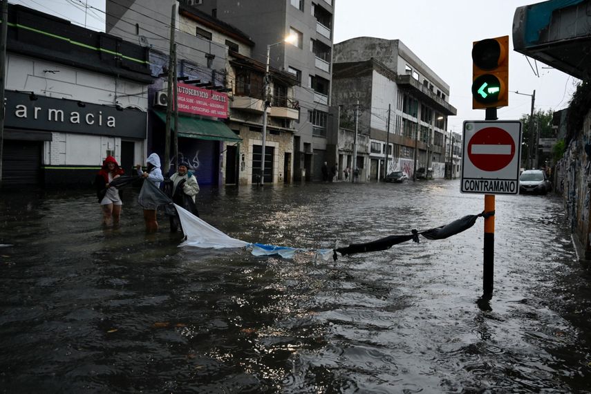 La gente camina por una calle inundada en Avellaneda, provincia de Buenos Aires, Argentina, el 12 de marzo de 2024