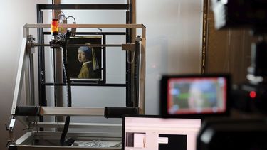 En esta foto del 26 de febrero de 2018, un macro esc&aacute;ner XRF es usado para estudiar con minucioso detalles la superficie de la obra maestra del siglo XVII La joven de la perla de Johannes Vermeer, en el museo Mauritshuis en La Haya, Holanda.&nbsp;