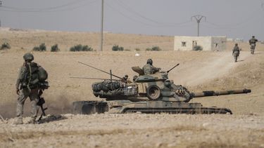 Imagen referencial. Tanques y soldados turcos estacionados cerca de la localidad de Manbij, en Siria, el martes 15 de octubre de 2019.&nbsp;