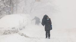 Los autos están casi enterrados en nieve, mientras dos personas caminan durante una tormenta de nieve en el área de Hamilton Heights en el distrito de Manhattan de la ciudad de Nueva York el 23 de febrero de 2026. Los autos están casi enterrados en nieve, mientras dos personas caminan durante una tormenta de nieve en el área de Hamilton Heights en el distrito de Manhattan de la ciudad de Nueva York el 23 de febrero de 2026.