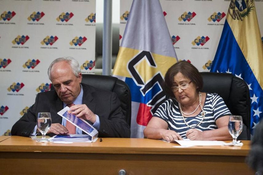 El secretario general de Unasur, Ernesto Samper (i), y la presidenta del Consejo Nacional Electoral de Venezuela, Tibisay Lucena (d) (EFE/Archivo) 
