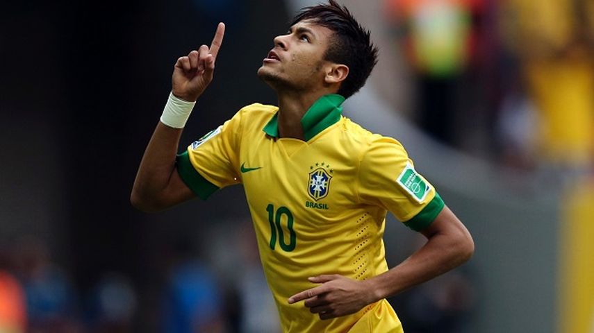 Neymar, figura del país sudamericano, en donde el balompié significa pasión, tristeza y alegría y por eso se habla de él todos los días. (ARCHIVO)