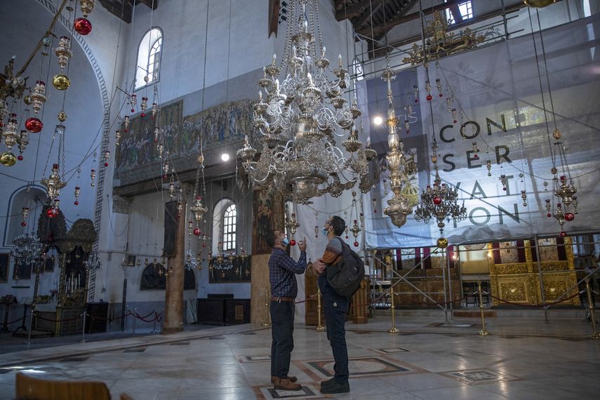 Turistas visitando la Basilica de la Natividad, en la ciudad cisjordana de Belén.
