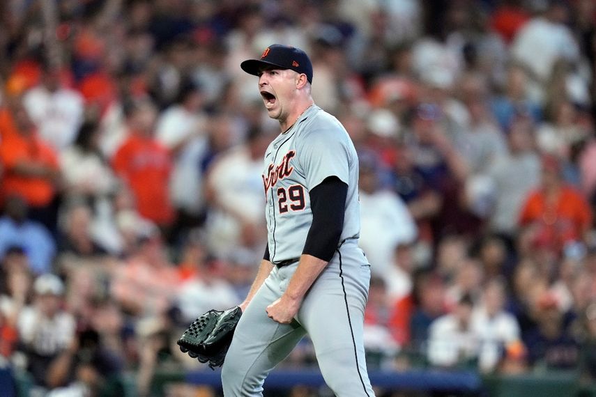 El lanzador abridor de los Tigres de Detroit, Tarik Skubal, reacciona después de ponchar a Yainer Díaz, de los Astros de Houston, durante la sexta entrada del primer juego de la Serie de Comodines de la Liga Americana, el martes 1 de octubre de 2024, en Houston. 