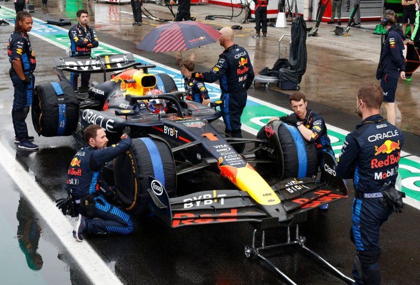 El piloto de Red Bull, Max Verstappen, se detiene en los pits durante una bandera roja en el Gran Premio de Sao Paulo, el 3 de noviembre de 2024.