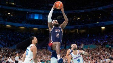 El estadounidense LeBron James (6) se eleva para una volcada en el partido contra Puerto Rico en el baloncesto de los Juegos Olímpicos de París, el sábado 3 de agosto de 2024, en Villeneuve-dAscq, Francia.&nbsp;
