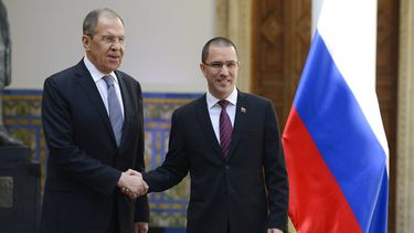 El ministro de Relaciones Exteriores de Rusia, Sergey Lavrov, y su&nbsp;par de Venezuela, Jorge Arreaza, en la canciller&iacute;a en Caracas.