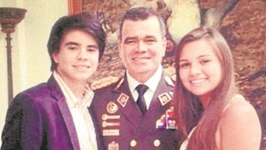 El ministro de la Defensa venezolano, Vladimir Padrino López (centro), en compañía de sus hijos Mitchell de 24 años y Yarazetd de 22. 