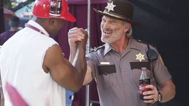 Las leyendas del fútbol universitario Brian Bosworth y Eddie George filman una escena de la próxima temporada de Fansville.&nbsp;