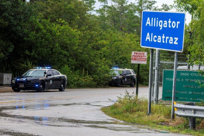 Patrullas de policía custodian la entrada del centro de detención Alligator Alcatraz, en Ochopee, Florida.