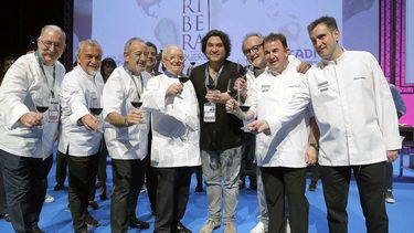 El chef peruano Gastón Acurio (c) posa junto a los cocineros Pedro Subijana (i), Carlos Arguiñano (3i), Juan Mari Arzak (4i), Ramón Roteta (3d), Martín Berasategui (2d), Josean Alija (d), durante el homenaje que ha recibido en la XVIII edición de San Seba