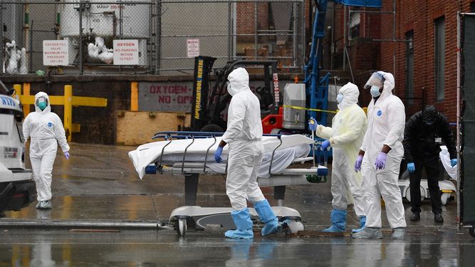 Paramédicos trasladan a uno de los fallecidos por COVID-19 a la morgue del&nbsp;Brooklyn Hospital Center el 9 de abril de 2020, en Nueva York.