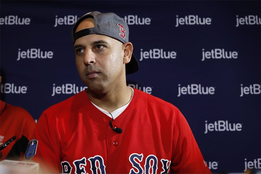 El boricua&nbsp;es el segundo latinoamericano en ganar como manager la Serie Mundia, tras el venezolano Ozzie Guillén, en el 2005 con los Medias Blancas de Chicago.