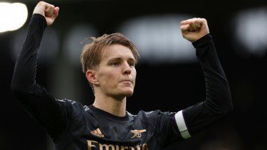 El volante de Arsenal Martin Odegaard celebra tras la victoria 3-0 ante Fulham en la Liga Premier inglesa, el domingo 12 de marzo de 2023, en Londres.&nbsp;