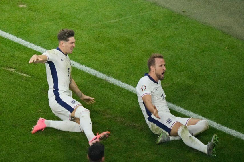 El inglés Harry Kane celebra con John Stones tras anotar el segundo gol en el encuentro de octavos de final de la Eurocopa ante Eslovaquia el domingo 30 de junio del 2024.&nbsp;