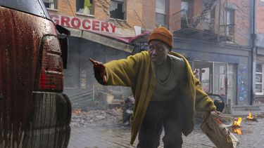 Esta imagen publicada por Paramount Pictures muestra a Lupita Nyongo en una escena de la película A Quiet Place: Day One.