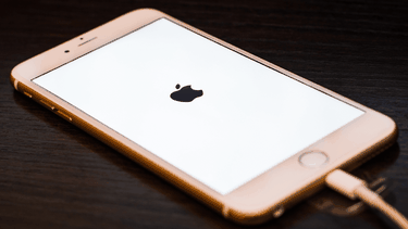 iPhone cargando batería.&nbsp;