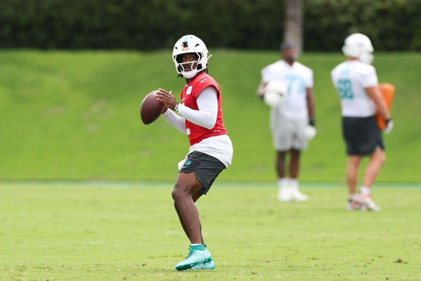 Malik Willis, de los Dolphins de Miami, busca un pase durante los entrenamientos de pretemporada de la OTA en el Baptist Health Training Complex en Miami Gardens.