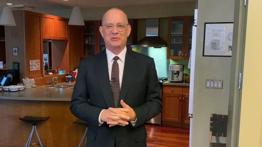 En esta captura de pantalla proporcionada por NBC, Tom Hanks presenta su monólogo mientras presenta Saturday Night Live desde su casa en Los Ángeles, el sábado 11 de abril de 2020.