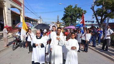 El sacerdote Cirilo Castro Fuentes, párroco en el municipio de San Luis (Pinar del Río), participar en el desfile oficial portando la bandera del Vaticano junto a insignias comunistas.