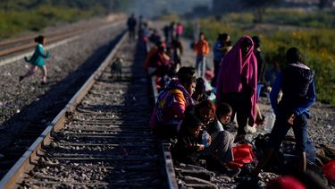 Migrantes caminan a lo largo de las vías del tren con la esperanza de subirse a un tren de mercancías con ruta al norte en Huehuetoca, México, el miércoles 20 de septiembre de 2023. 