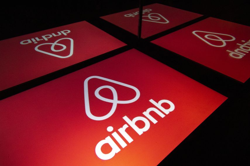 Logo de la compa&ntilde;&iacute;a de rentas de alojamiento y viajes Airbnb.