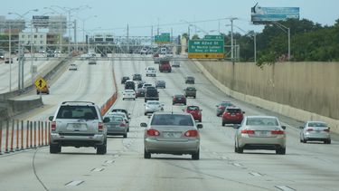 La AAA recomienda a los conductores tomar un descanso completo la noche antes de manejar y hacer paradas durante recorridos largos. &nbsp;