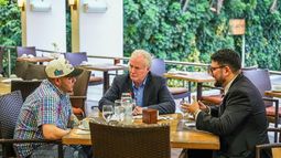 El senador demócrata Chris Van Hollen bebiendo margaritas con el inmigrante salvadoreño, Kilmar Ábrego García, presunto miembro del MS-13.