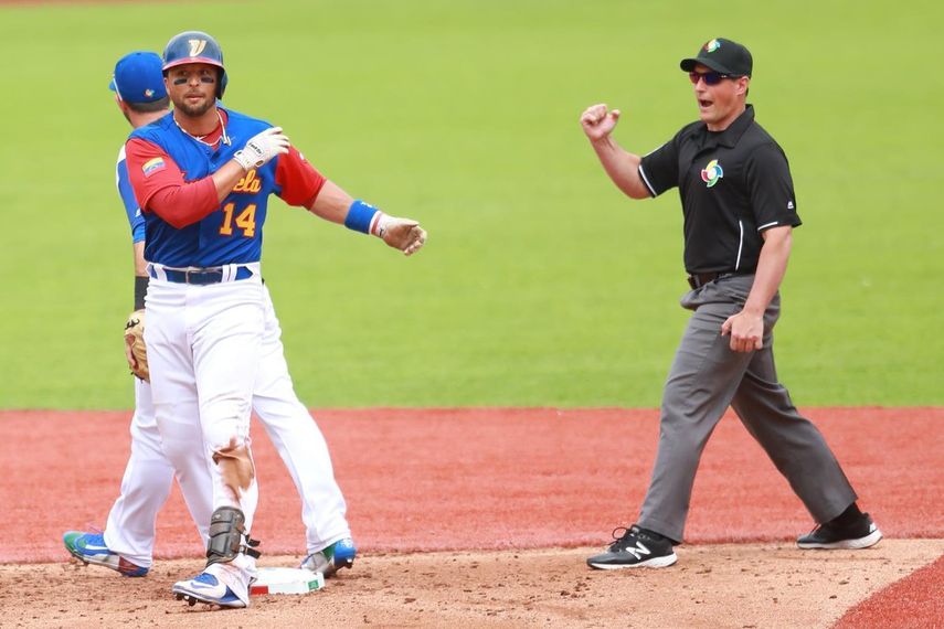 Prado se lastimó la pierna durante una corrida hacia la primera base.