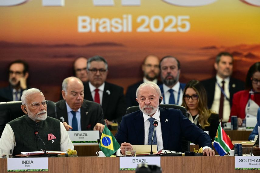 El primer ministro de la India, Narendra Modi (izq.), y el presidente de Brasil, Luiz Inácio Lula da Silva, asisten a una sesión plenaria de la cumbre BRICS en Río de Janeiro, Brasil, el 7 de julio de 2025.&nbsp;