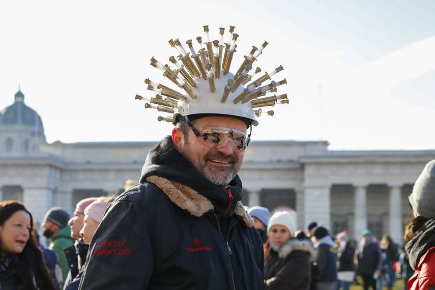 Un hombre con un casco con muchas agujas participa en una manifestación contra las restricciones por el coronavirus en Viena, Austria, el sábado 8 de enero de 2022.&nbsp;