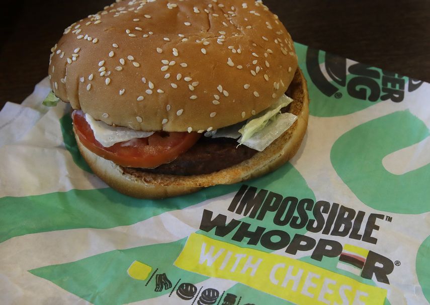 En esta imagen del miércoles 31 de julio de 2019, una hamburguesa Impossible Whopper es fotografiada en un restaurante Burger King en Alameda, California.&nbsp;