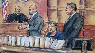Reproducción fotográfica de un dibujo realizado por la artista Jane Rosenberg donde aparece el narcotraficante mexicano Joaquín El&nbsp;Chapo Guzmán durante su comparecencia ante un juez de la corte del distrito sur en Brooklyn, Nueva York.&nbsp;