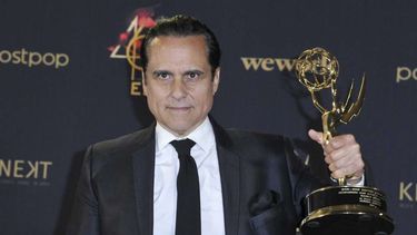 En esta foto del cinco de mayo de 2019, Maurice Benard posa en la sala de prensa tras ganar el premio Emmy al mejor actor en una serie de drama, por su trabajo en General Hospital, en Pasadena, California.&nbsp;