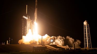 Esta fotografía cortesía de la NASA muestra el lanzamiento de la misión Crew-7 en un cohete SpaceX Falcon 9 con la nave espacial Dragon de la compañía desde el Complejo de Lanzamiento 39A en el Centro Espacial Kennedy en Cabo Cañaveral, Florida, el 26 de agosto de 2023.