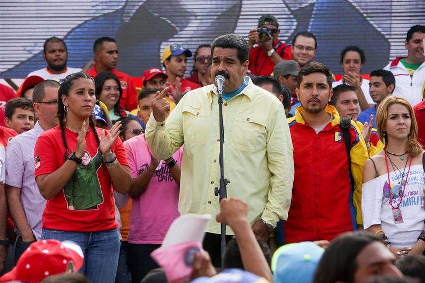 Maduro, ante una manifestación juvenil frente la casa de Gobierno de Miraflores, donde saludó a los participantes con elogios a las expresiones a favor de la soberanía y la independencia del país. (EFE)
