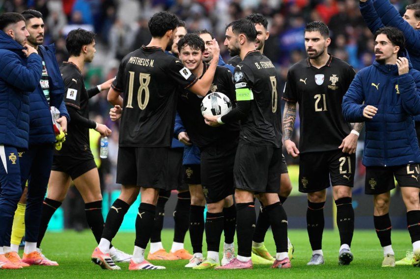 Jugadores de Portugal celebran después del partido de clasificación para la Copa del Mundo 2026, zona Europa, grupo F, entre Portugal y Armenia, en el estadio Dragao en Oporto el 16 de noviembre de 2025.