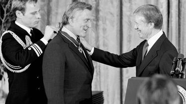 En esta fotograf&iacute;a de archivo del 16 de enero de 1981, el presidente Jimmy Carter, derecha, felicita al actor Kirk Douglas despu&eacute;s de que recibi&oacute; la Medalla de la Libertad, el mayor galard&oacute;n para un civil en Estados Unidos, en la Casa Blanca en Washington.&nbsp;