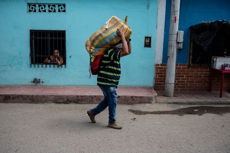 Un venezolano porta un paquete que será transportado a Venezuela a través de las llamadas "trochas" - senderos ilegales- en Cúcuta, Colombia
